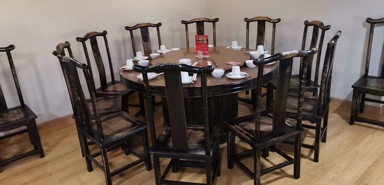 20210225/603793416a14b.jpg 湘聚坊實(shí)木餐桌椅安裝現(xiàn)場.jpg