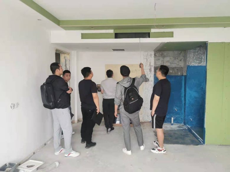 20210524/60ab96ba6b658.jpg 博菲克家具廠設(shè)計師在樣板間確認尺寸.jpg