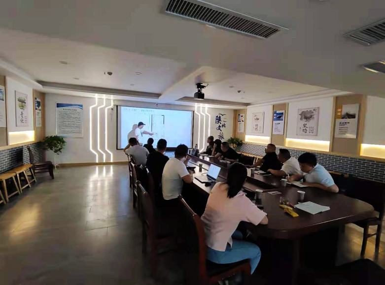 20210611/60c2a88d4035b.jpg 西安酒店家具廠設(shè)計師上臺解說樣板間方案.jpg