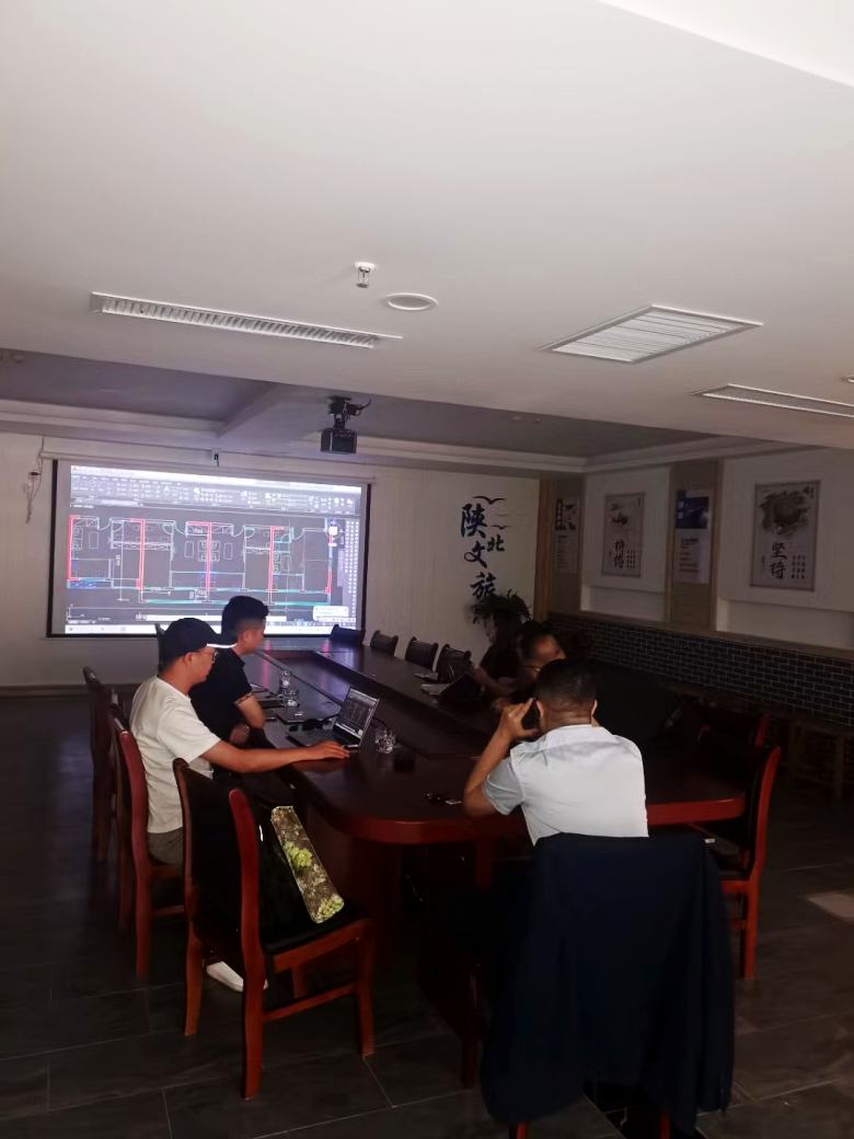 20210611/60c2a89d8d702.jpg 領(lǐng)導(dǎo)開會討論樣板間設(shè)計方案.jpg