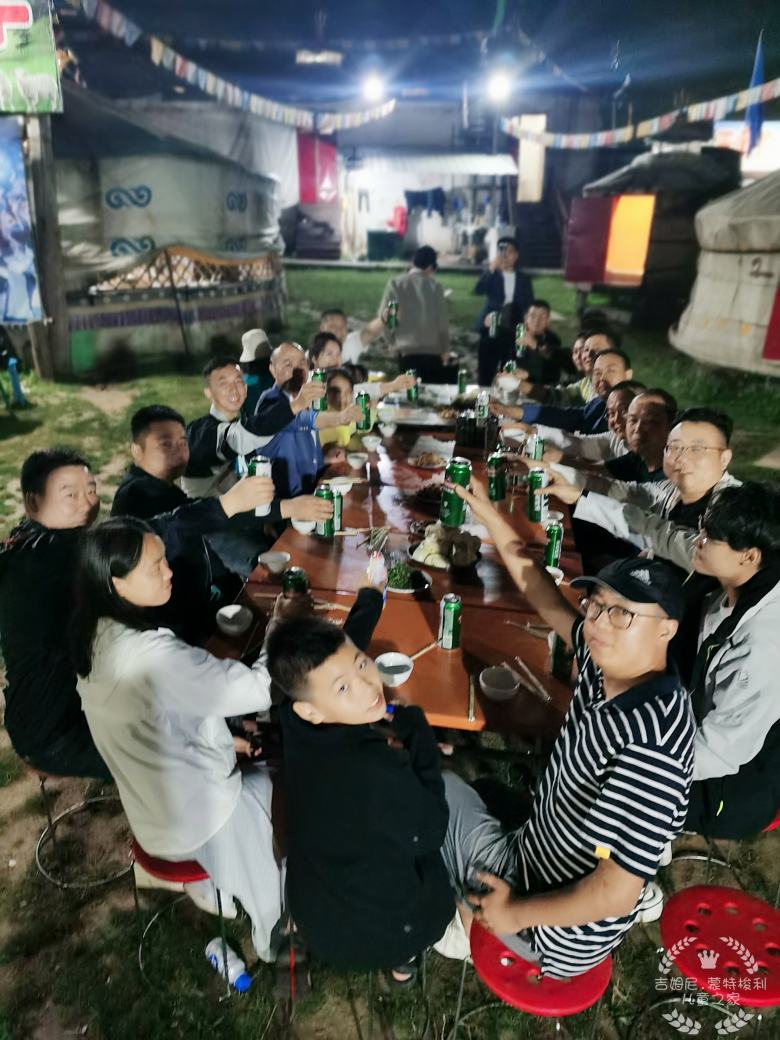 20210710/60e92086a3d14.jpg 篝火晚會大家舉杯同慶.jpg