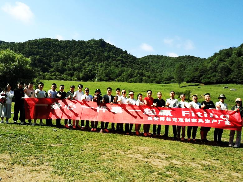 20210710/60e9210a9a31d.jpg 團(tuán)隊在草原上合影.jpg