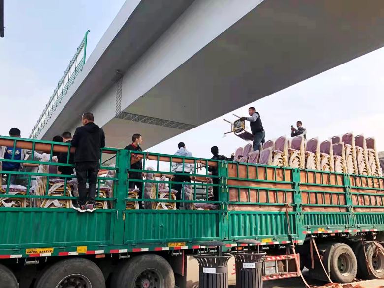 工人正在貨運(yùn)車上擺放宴會餐椅.jpg