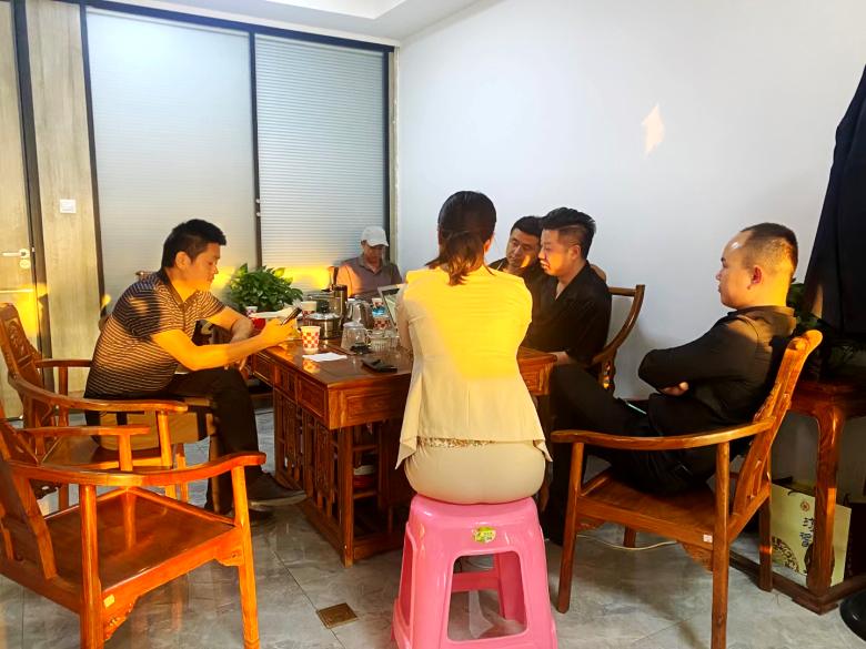 20211112/618e50f9e9abe.jpg 神木凱迪酒店負(fù)責(zé)人參觀西安酒店家具廠生產(chǎn)車間.jpg