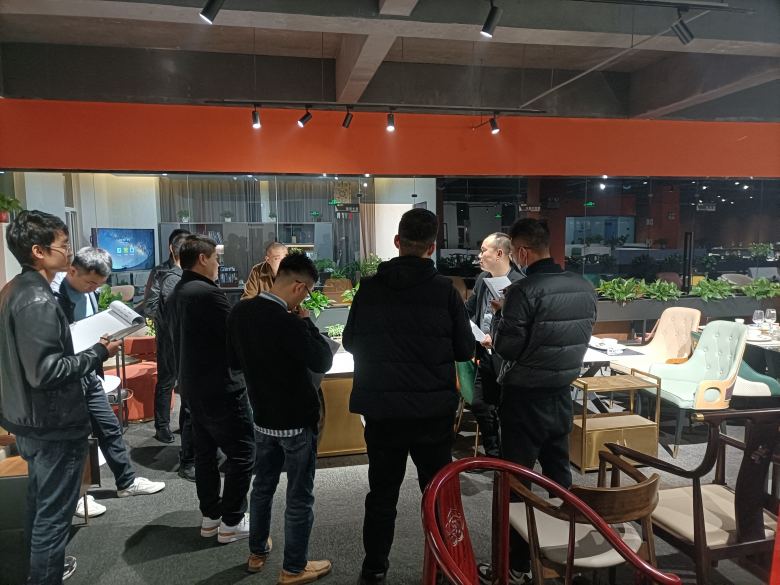 20211115/61927e541d498.jpg 楊總給業(yè)務員講解餐桌椅基礎(chǔ)知識.jpg