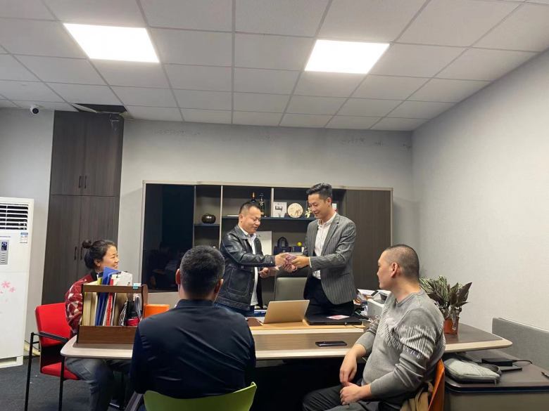 20211117/6193d828996c1.jpg 神木冠之尚酒店股東和博菲克酒店家具廠負(fù)責(zé)人洽談.jpg