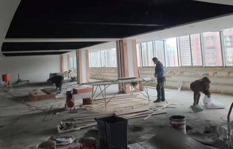 20211221/61c1d54264da6.jpg 西安博菲克餐桌椅廠業(yè)務(wù)經(jīng)理給客戶介紹圖冊.jpg