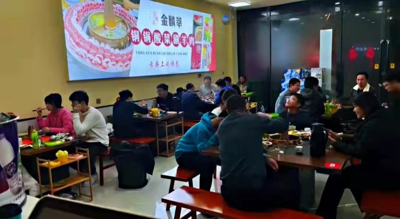 20220207/620119398eb77.jpg 實木火鍋桌.jpg