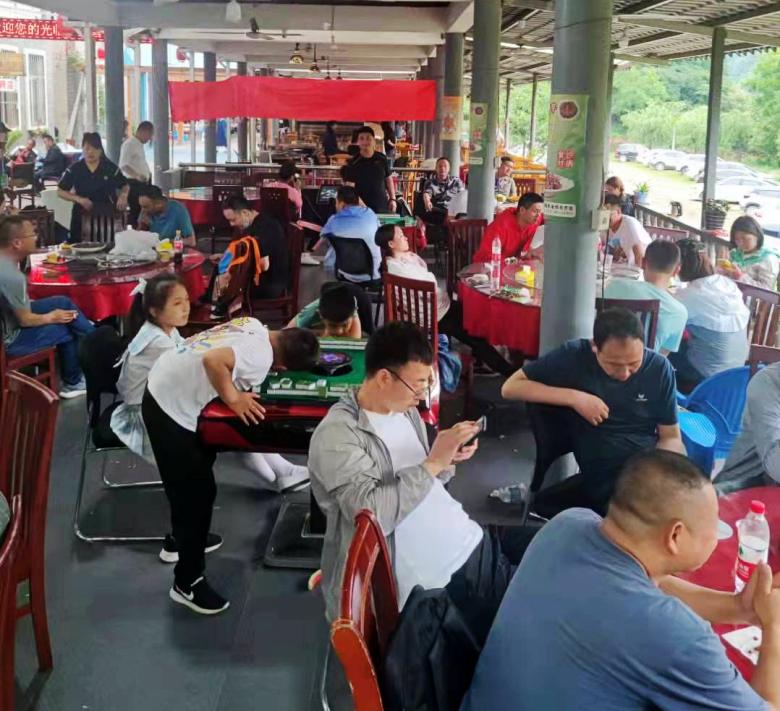 20220524/628ccc7f140a9.jpg 博菲克公司全體員工在農(nóng)家樂(lè)聚餐.jpg