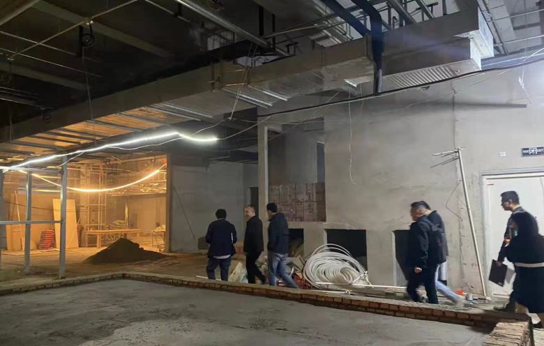 20221018/634e9d9d0400d.jpg 常總帶博菲克團隊查看酒店內(nèi)部結(jié)構(gòu).jpg