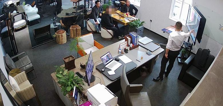 20221018/634e9da7722ce.jpg 楊總給客戶講解酒店設(shè)計方案.jpg