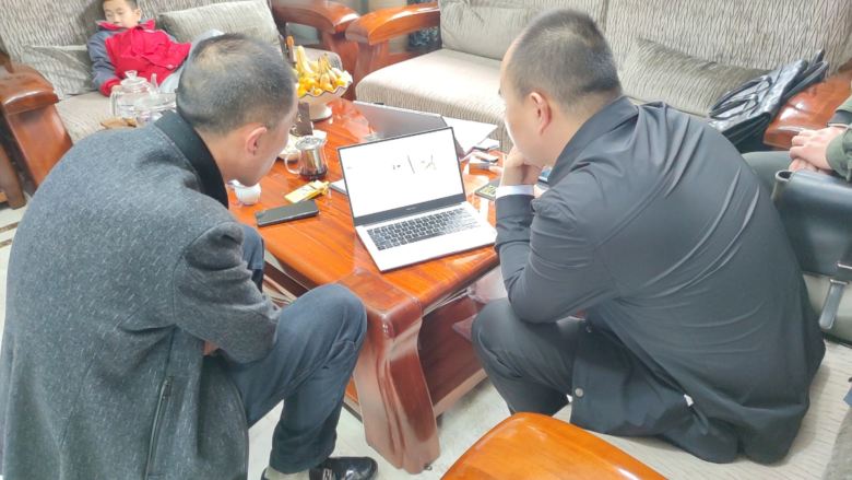 20230323/641be5e2ece81.jpg 博菲克酒店家具設(shè)計師為李總講解家具方案.jpg