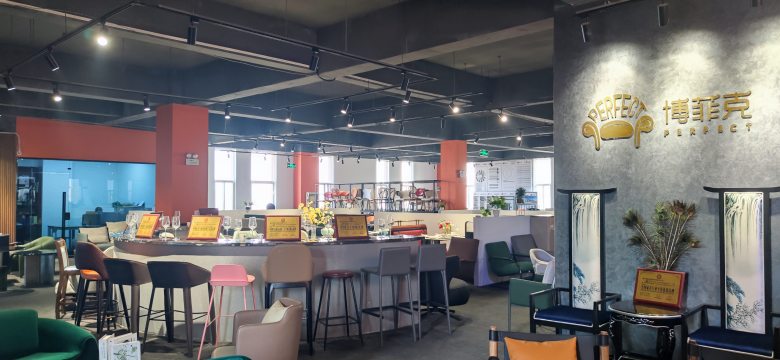 20240314/65f26792f3ef4.jpg 西安博菲克餐飲家具廠展廳.jpg
